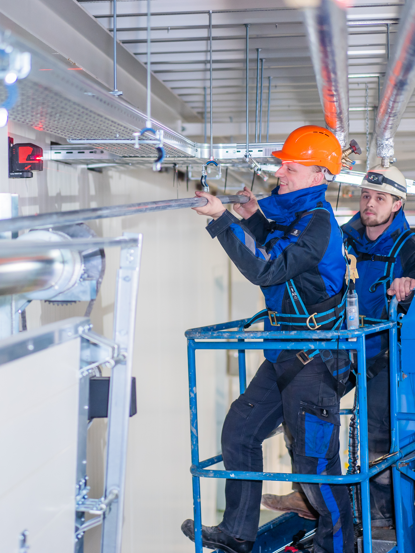 Monteurs voeren onderhoud uit aan leidingen en pneumatische besturingstechniek in een industriële procesinstallatie.